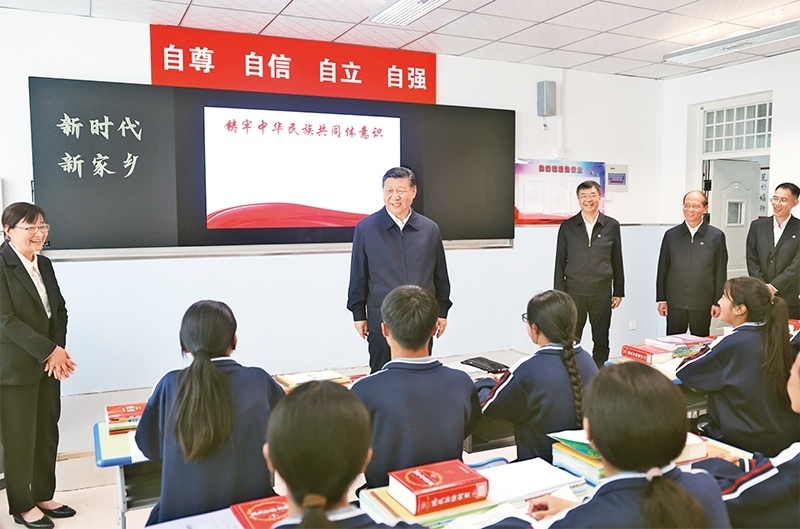 2024年6月18日至19日，中共中央總書記、國家主席、中央軍委主席習(xí)近平在青海考察。這是18日下午，習(xí)近平在果洛西寧民族中學(xué)高一（1）班觀摩“新時(shí)代、新家鄉(xiāng)”主題思政課。 新華社記者 鞠鵬/攝