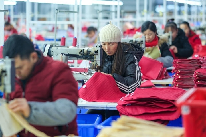 2024年1月18日，社區(qū)居民在紅安社區(qū)的鄉(xiāng)村振興就業(yè)車間工作。紅安社區(qū)是由易地搬遷安置區(qū)單獨(dú)成立的新社區(qū)，位于湖南省湘西土家族苗族自治州鳳凰縣禾庫(kù)鎮(zhèn)。新華社記者 張鋮 攝