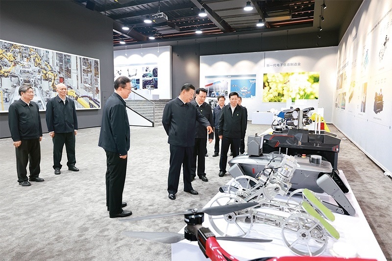 2024年4月22日至24日，中共中央總書記、國家主席、中央軍委主席習(xí)近平在重慶考察。這是22日下午，習(xí)近平參觀重慶科技創(chuàng)新和產(chǎn)業(yè)發(fā)展成果展示。 新華社記者 王曄/攝