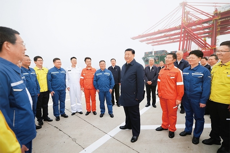2024年5月22日至24日，中共中央總書記、國家主席、中央軍委主席習(xí)近平在山東考察。這是22日下午，習(xí)近平在日照港親切慰問港口科技工作者、運(yùn)營人員、航運(yùn)人員。 新華社記者 鞠鵬/攝