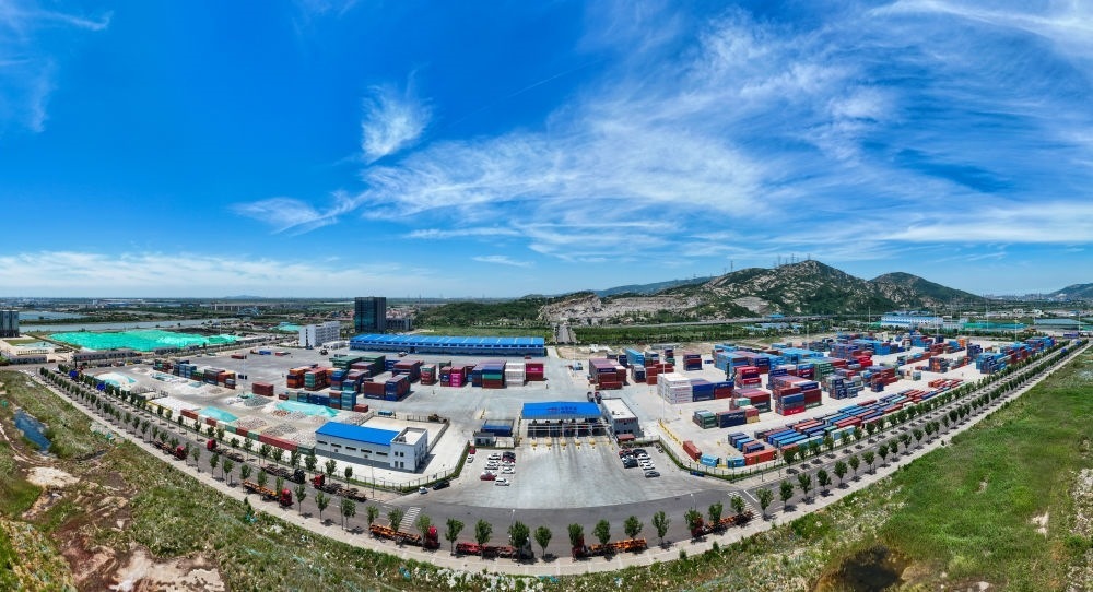 2024年6月26日拍攝的位于江蘇省連云港市連云區(qū)的上合組織（連云港）國際物流園內(nèi)的中國外運(yùn)集裝箱場站（無人機(jī)照片）。上合組織（連云港）國際物流園是連云港建設(shè)“一帶一路”交匯點(diǎn)強(qiáng)支點(diǎn)和上合組織國家出?；氐闹匾脚_載體。新華社記者 季春鵬 攝