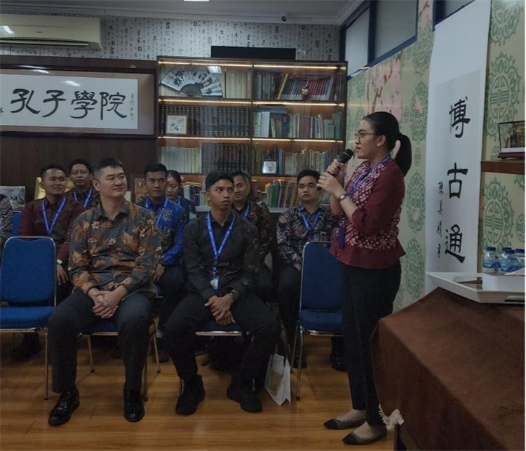 警察學員用漢語進行自我介紹 ?；顒又鬓k方供圖