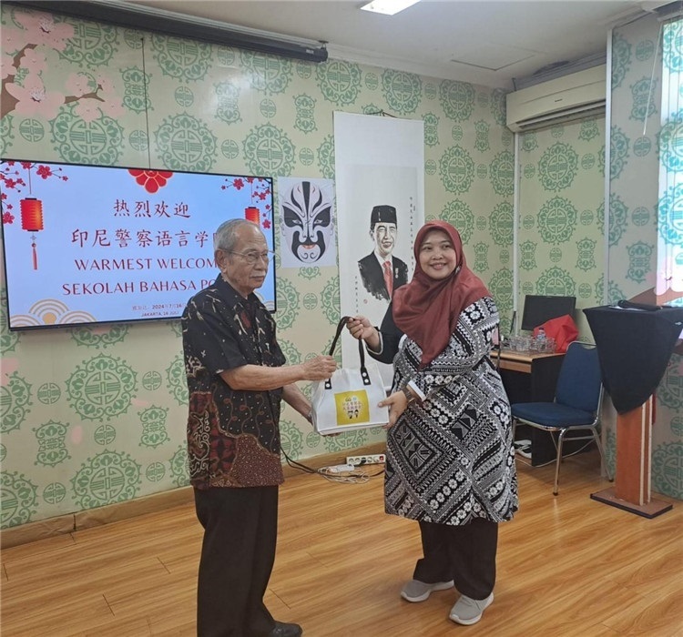 拉哈尤·蘇珊蒂與穆尼交換禮品?；顒又鬓k方供圖