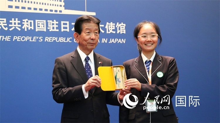 中國小大使向日本永旺1%俱樂部理事長森美樹贈(zèng)送當(dāng)?shù)靥厣Y品。人民網(wǎng) 許可攝
