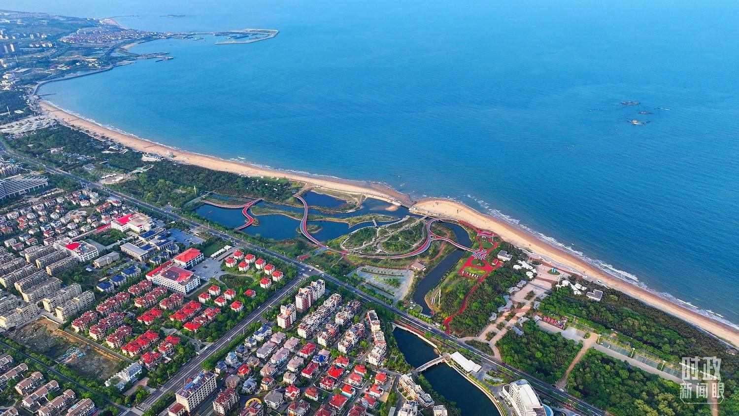 △日照市陽光海岸綠道。近年來，日照市對沿海裸露場地及岸線破損處進(jìn)行生態(tài)修復(fù)，建成約28公里的陽光海岸綠道，為市民和游客提供了運動休閑好去處。（總臺央視記者范凱拍攝）