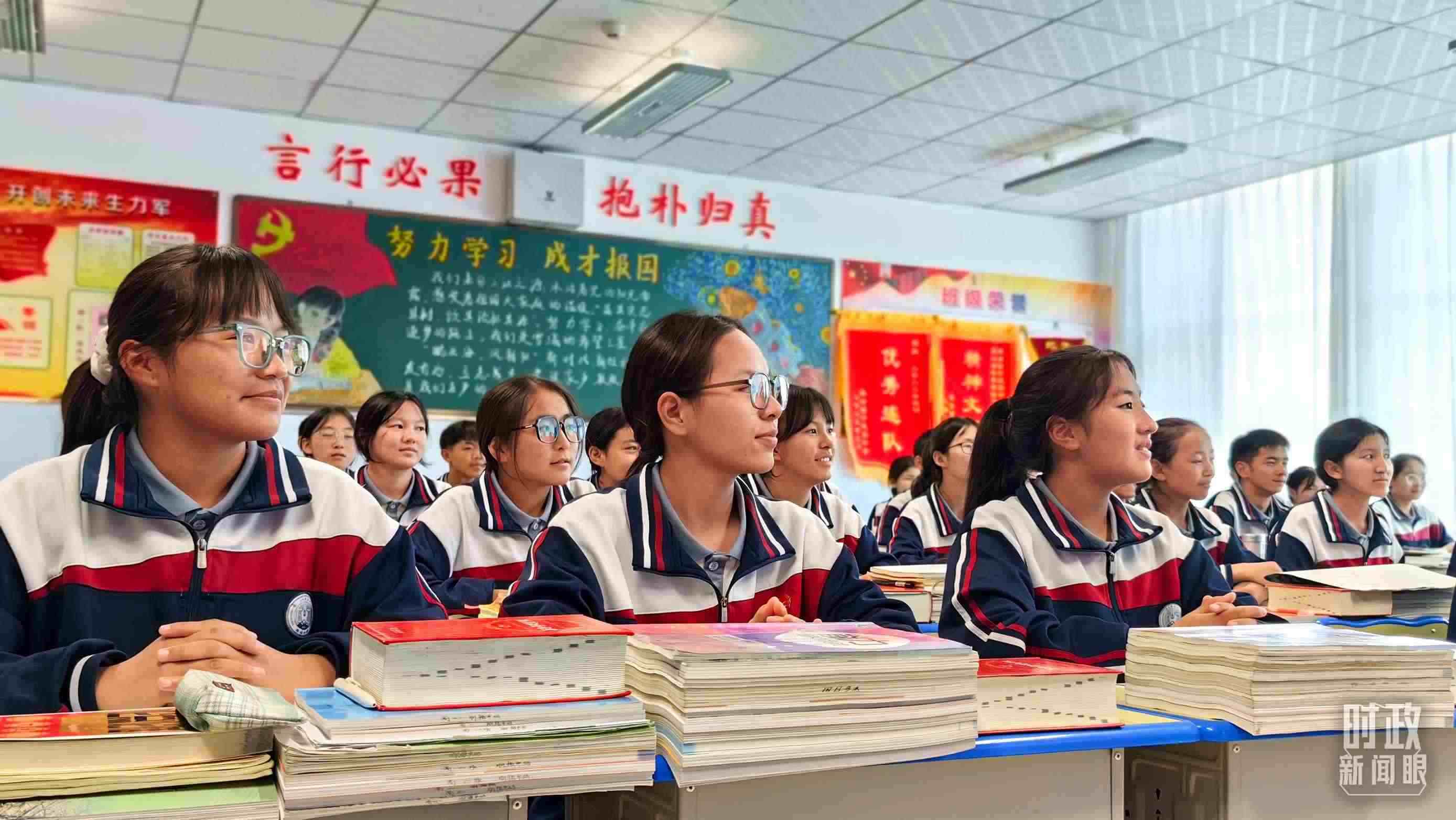 △果洛西寧民族中學(xué)高一（1）班的“新時代、新家鄉(xiāng)”主題思政課。（總臺央視記者段德文拍攝）