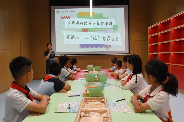 2024年5月18日，小學(xué)生在陜西歷史博物館秦漢館參加“文物與科技”系列教育課程。新華社記者 李一博 攝