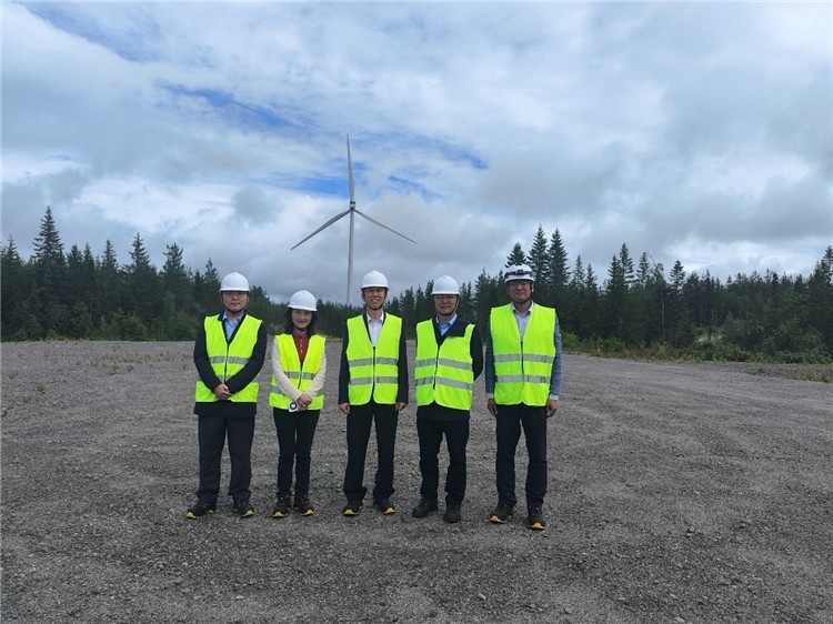 中國(guó)駐瑞典大使崔愛民（中）走訪中廣核歐能瑞典公司。中國(guó)駐瑞典大使館供圖