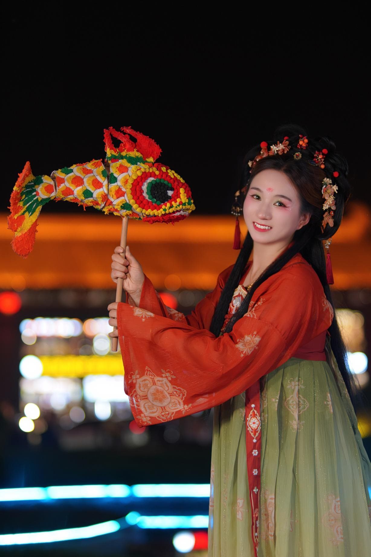 游客身穿漢服漫步在西安大唐不夜城。受訪者供圖