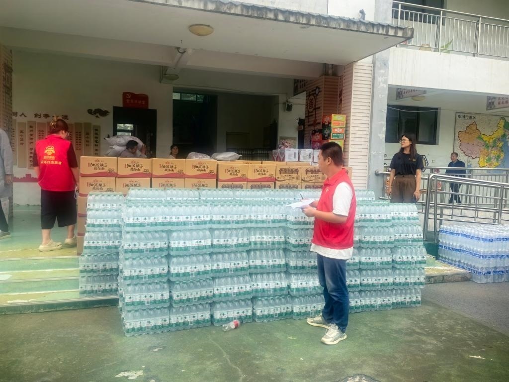 圖為愛心人士向鳳縣河口鎮(zhèn)中心小學(xué)捐贈的物資。新華社記者 劉彤 攝