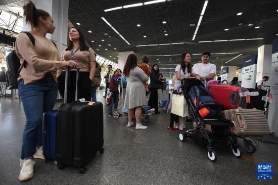 7月19日，受影響航班的旅客在巴西首都巴西利亞機場等待。新華社發(fā)（盧西奧·塔沃拉 攝）