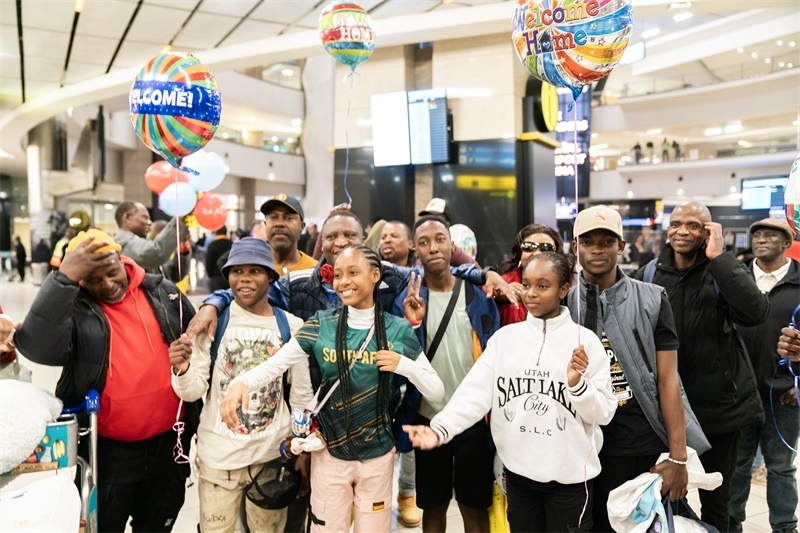 家長們熱情歡迎從中國歸來的學生。希拉茲·莫林攝