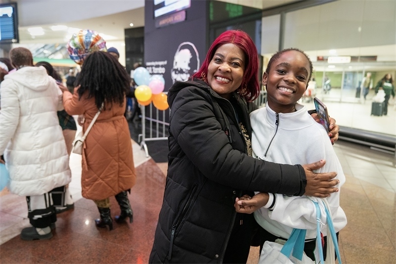 學生與家長相擁歡慶。希拉茲·莫林攝