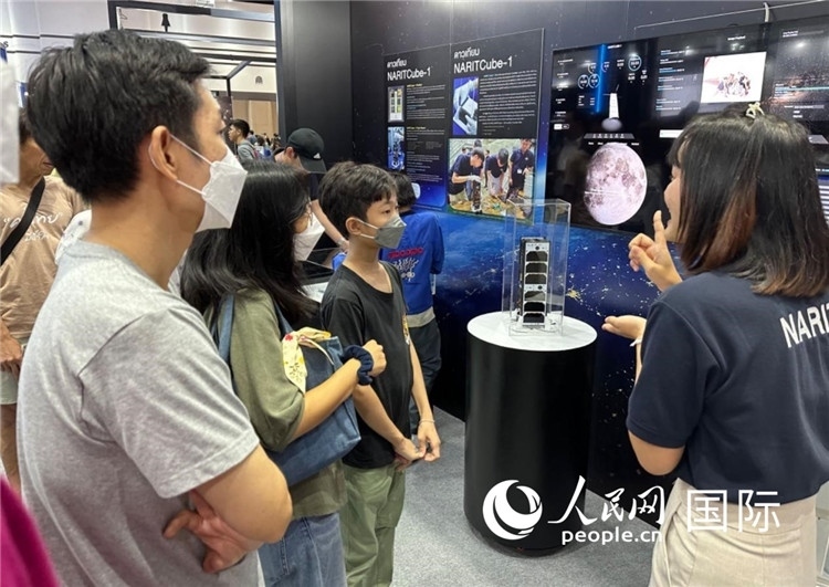 泰國國家天文研究所工作人員向觀眾科普天文知識。人民網(wǎng)記者 簡承淵攝