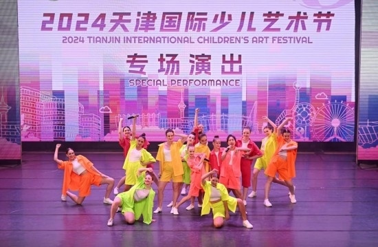 7月22日，來自俄羅斯的舞蹈團(tuán)演員在藝術(shù)節(jié)上展演。新華社記者 趙子碩 攝