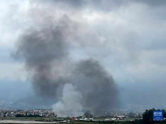 這是7月24日在尼泊爾加德滿都特里布萬機場拍攝的濃煙。目擊者說，一架飛機在尼泊爾加德滿都特里布萬機場墜毀。新華社/美聯(lián)