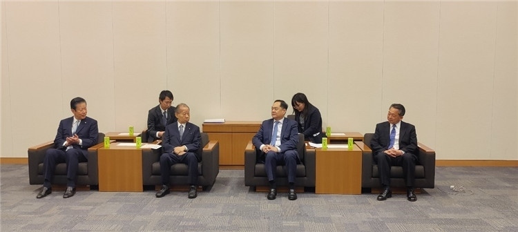 4月11日，楊萬(wàn)明會(huì)長(zhǎng)在東京會(huì)見(jiàn)日中友好議員聯(lián)盟會(huì)長(zhǎng)二階俊博（左二）。中國(guó)人民對(duì)外友好協(xié)會(huì)供圖