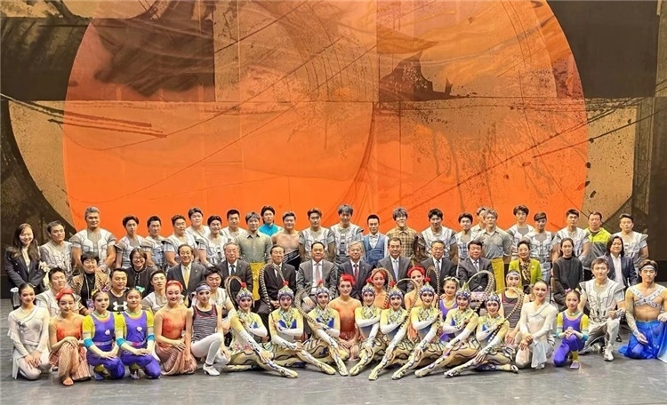 4月12日，中國(guó)人民對(duì)外友好協(xié)會(huì)會(huì)長(zhǎng)楊萬(wàn)明、駐日大使吳江浩及來(lái)自36國(guó)70位駐日使節(jié)代表等現(xiàn)場(chǎng)觀看中國(guó)雜技團(tuán)東京公演。中國(guó)人民對(duì)外友好協(xié)會(huì)供圖