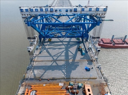 △ 圖為我國自主研發(fā)的世界最大噸位橋面吊機(jī)。