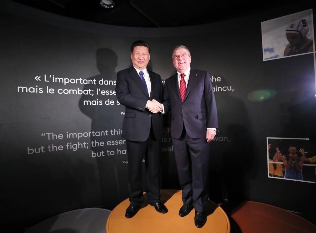 2017年1月18日，國家主席習(xí)近平在瑞士洛桑國際奧林匹克博物館會(huì)見國際奧林匹克委員會(huì)主席巴赫。這是習(xí)近平和巴赫在奧運(yùn)冠軍領(lǐng)獎(jiǎng)臺(tái)上合影。新華社記者 蘭紅光 攝