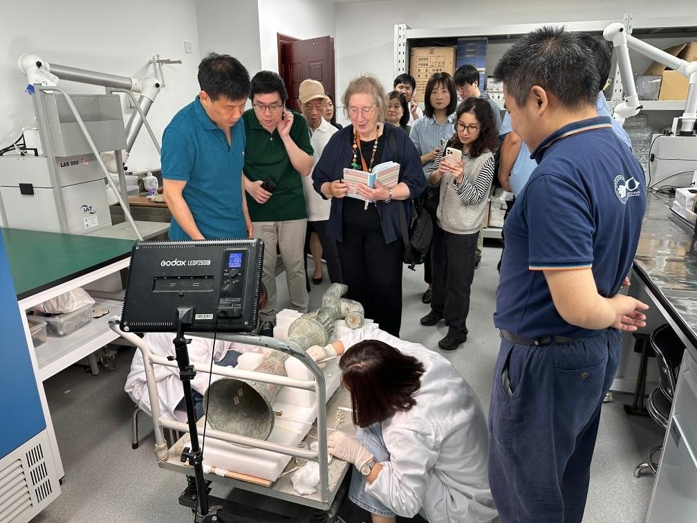 2024年5月28日，英國(guó)考古學(xué)家、牛津大學(xué)教授杰西卡·羅森在文物保護(hù)修復(fù)實(shí)驗(yàn)室觀摩文物。新華社發(fā)（四川省文物考古研究院供圖）