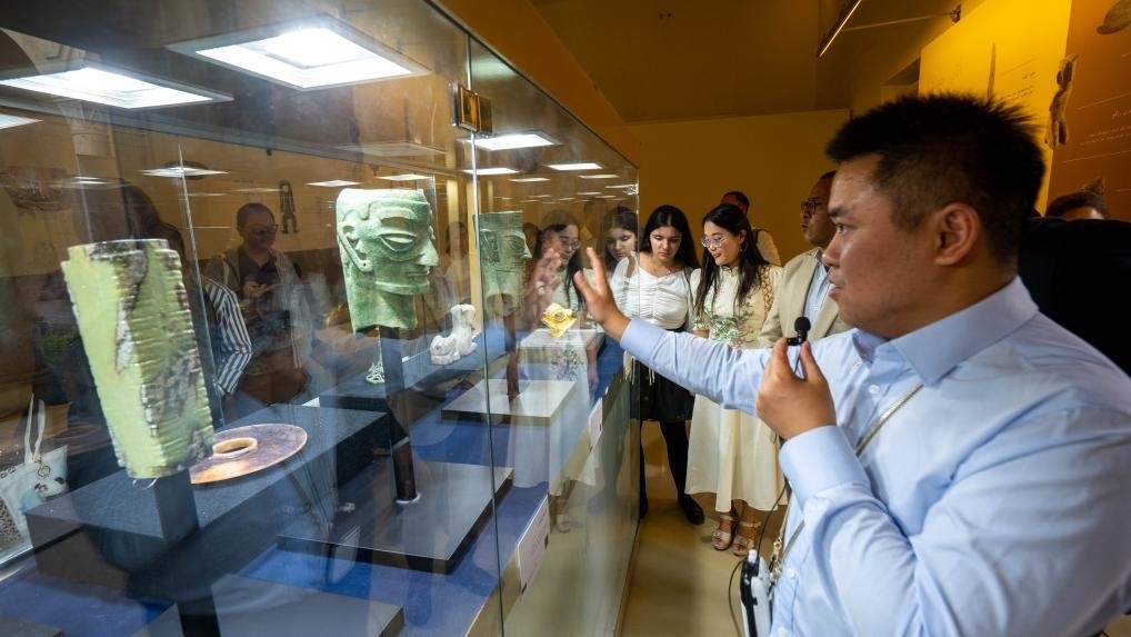 2024年6月14日，冉宏林在埃及開羅舉辦的“三星堆·金沙”主題數(shù)字展上向埃及公眾介紹三星堆文化。新華社發(fā)（四川省文物考古研究院供圖）