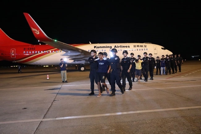 押解現(xiàn)場(chǎng)。公安部供圖