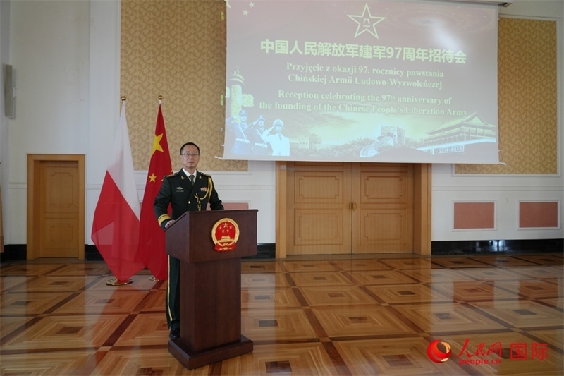 波蘭使館國(guó)防武官?gòu)堃笮Ｔ谡写龝?huì)上致辭。人民網(wǎng)記者 李增偉攝 