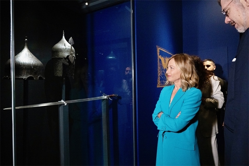 意大利總理梅洛尼參觀展覽“傳奇之旅：馬可·波羅與絲綢之路上的世界”。 (意大利總理府供圖)