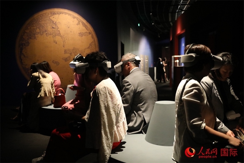 嘉賓在展覽“傳奇之旅：馬可·波羅與絲綢之路上的世界”VR體驗(yàn)區(qū)參觀。人民網(wǎng) 殷韜攝