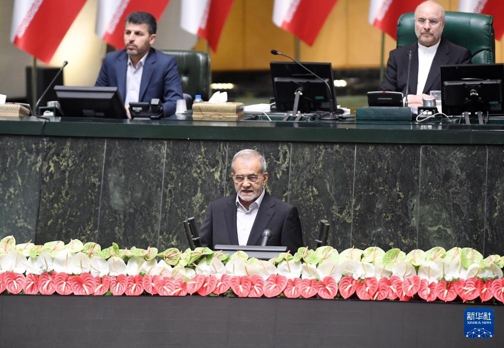 7月30日，佩澤希齊揚（前）在伊朗德黑蘭的伊朗議會宣誓就任伊朗總統(tǒng)后發(fā)表就職演說。新華社記者 沙達提 攝