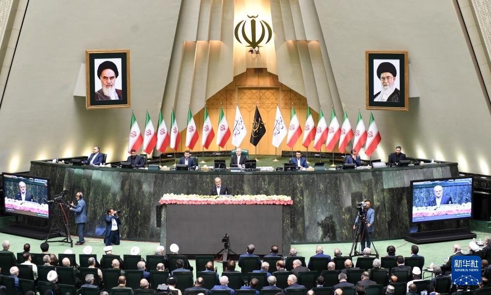 7月30日，佩澤希齊揚（中）在伊朗德黑蘭的伊朗議會宣誓就任伊朗總統(tǒng)后發(fā)表就職演說。新華社記者 沙達提 攝