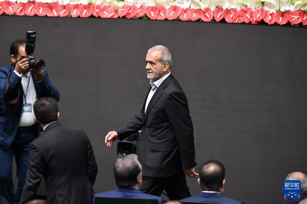 7月30日，在伊朗德黑蘭的伊朗議會，佩澤希齊揚（中）抵達總統(tǒng)就職典禮現(xiàn)場。新華社記者 沙達提 攝