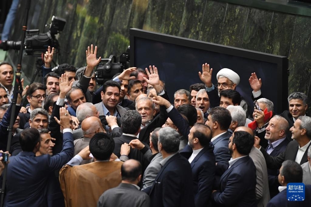 7月30日，在伊朗德黑蘭的伊朗議會，佩澤希齊揚（中）離開總統(tǒng)就職典禮現(xiàn)場時揮手致意。新華社記者 沙達提 攝