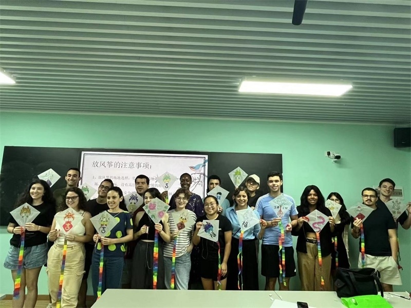 在中國和巴西共迎兩國建交50周年之際，巴西圣保羅州立大學孔子學院今年7月成功組織多批、近40名巴西青少年來華進行短期訪問交流，圖為訪問團成員參加文化體驗活動。 巴西圣保羅州立大學孔子學院供圖