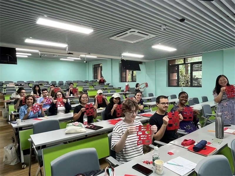 在中國和巴西共迎兩國建交50周年之際，巴西圣保羅州立大學孔子學院今年7月成功組織多批、近40名巴西青少年來華進行短期訪問交流，圖為訪問團成員參加文化體驗活動。 巴西圣保羅州立大學孔子學院供圖