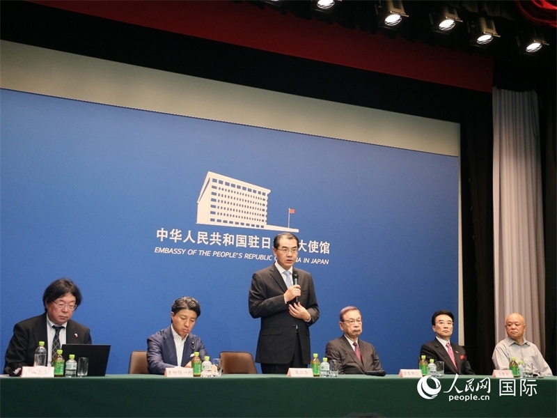 中國駐日本大使吳江浩（左三）致辭。人民網(wǎng) 許可攝