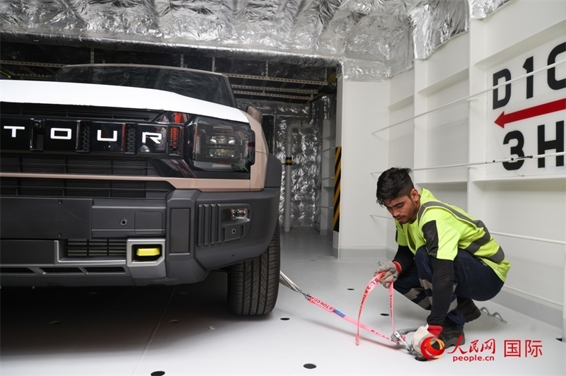 工人正在進行卸車作業(yè)。人民網(wǎng)記者任皓宇攝