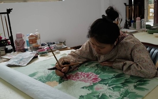 當(dāng)?shù)剞r(nóng)民畫師正在作畫。受訪者供圖