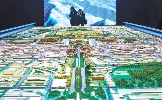 首都博物館“輝煌中軸”展廳內，十六米長的中軸線沙盤，配以立體投影技術，展現(xiàn)北京中軸線之壯美。 本報記者 武亦彬攝