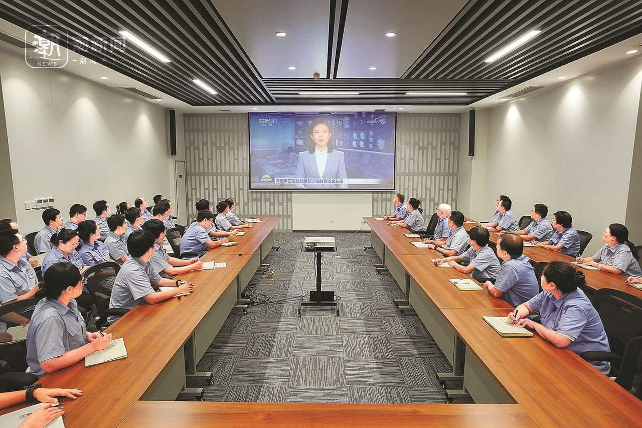 2024年8月1日晚，寧波永新光學(xué)股份有限公司員工集體觀看央視《新聞聯(lián)播》關(guān)于國(guó)家主席習(xí)近平給包陪慶、曹其鏞等祖籍寧波的香港企業(yè)家回信的報(bào)道。潮新聞?dòng)浾?賀元?jiǎng)P 彭鵬 周旭輝 攝