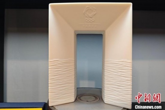 白瓷作品《凱旋尊》巧妙融合了法國與中國最具象征意義的藝術(shù)形式和元素進(jìn)行再創(chuàng)造。 吳冠標(biāo) 攝