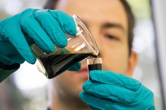 2022年5月24日，在匈牙利薩茲豪隆包陶多瑙河煉油廠，一名工人對通過阿德里亞輸油管道運達的原油樣品進行質量分析。新華社發(fā)（弗爾季·奧蒂洛攝）