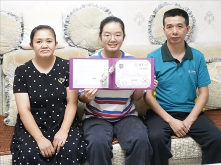 楊雨和父母。清華大學(xué)供圖