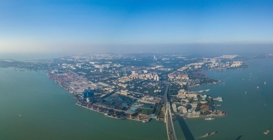海南自貿(mào)港重點園區(qū)——洋浦經(jīng)濟(jì)開發(fā)區(qū)（2023年12月31日攝，無人機(jī)全景照片）。新華社記者 蒲曉旭 攝