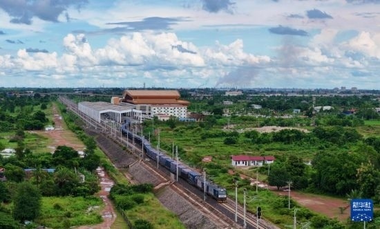 8月5日，由老撾籍火車司機獨立駕駛的滿載貨物的列車駛出萬象站，向中國昆明進發(fā)（無人機照片）。新華社發(fā)（楊永全 攝）