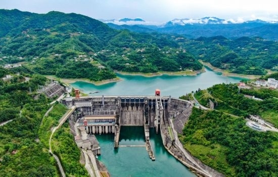 這是陜西安康水電站大壩（2024年6月21日攝，無人機(jī)照片）。新華社記者 蔡湘鑫 攝