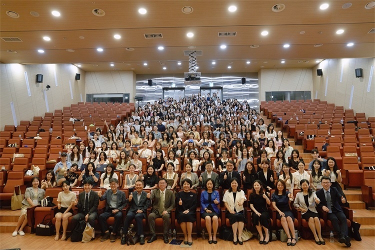 8月5日，第十一屆在韓國際中文教育志愿者崗中培訓(xùn)舉行開班儀式。圖為活動(dòng)現(xiàn)場合影。 教育部中外語言交流合作中心供圖