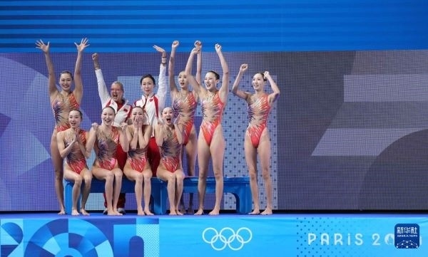 北京時(shí)間8月8日凌晨，巴黎奧運(yùn)會(huì)花樣游泳集體項(xiàng)目的最后一項(xiàng)比賽集體技巧自選在巴黎奧林匹克水上運(yùn)動(dòng)中心舉行。中國(guó)隊(duì)奪得花樣游泳集體項(xiàng)目金牌。圖為中國(guó)隊(duì)在比賽后慶祝奪冠。新華社記者 薛宇舸 攝