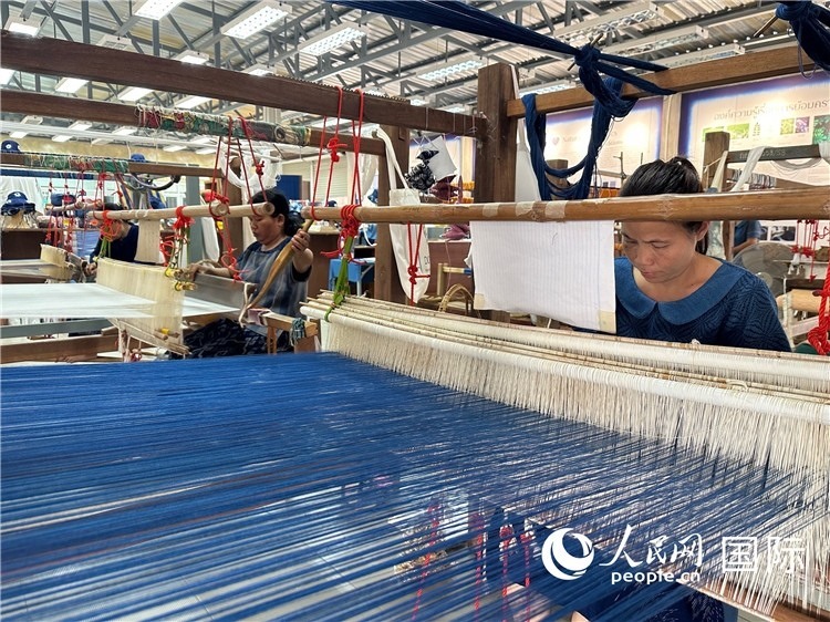 當(dāng)?shù)氐逅{染色織造手工作坊。人民網(wǎng)記者 簡承淵攝